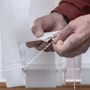 Reparatur und Reinigung von Vertikalanlagen - Lamellen - Reparieren, ersetzen der unteren Kette in einer Vertikalanlage, Lamellenvorhang
